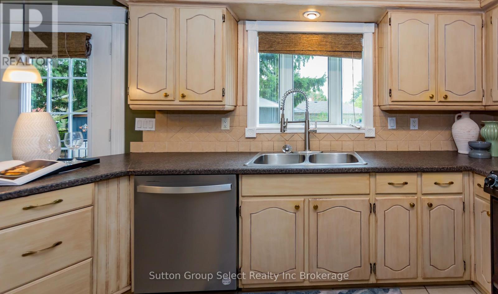 714 Gladstone Drive, Woodstock (Woodstock - North), Ontario  N4S 5S9 - Photo 14 - X12424895
