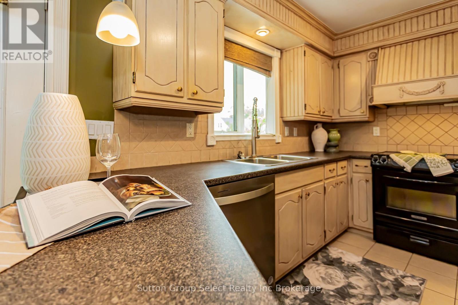 714 Gladstone Drive, Woodstock (Woodstock - North), Ontario  N4S 5S9 - Photo 15 - X12424895
