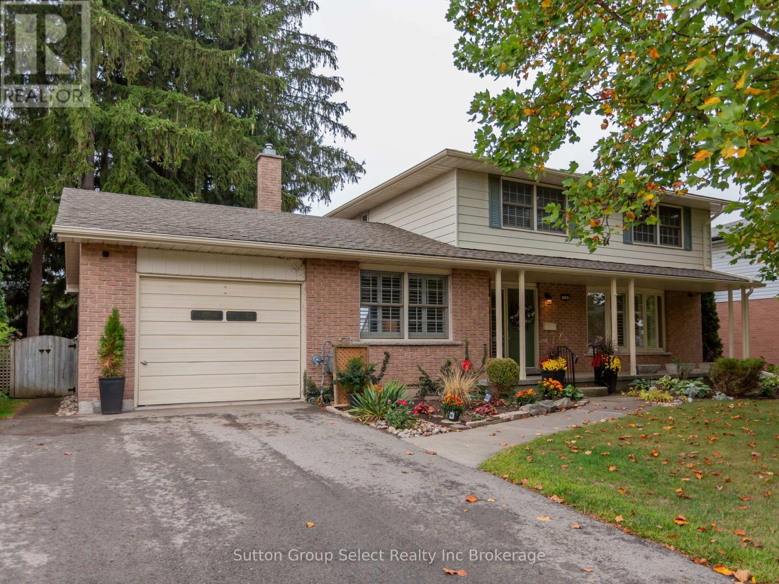 714 Gladstone Drive, Woodstock (Woodstock - North), Ontario  N4S 5S9 - Photo 2 - X12424895