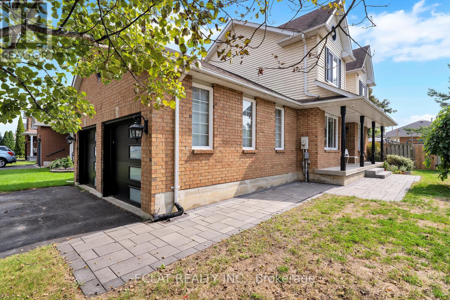 11 Strathallan Drive S, Clarington, Ontario  L1E 1X3 - Photo 3 - E12424858