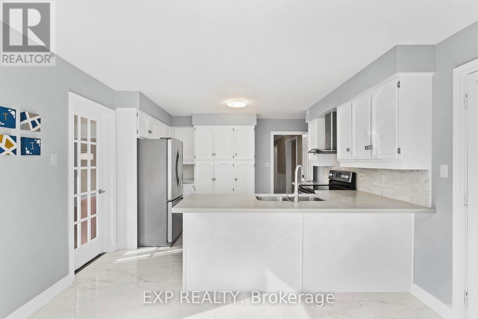 17 Gordon Rowe Crescent, Richmond Hill, Ontario  L4C 8S3 - Photo 11 - N12424826