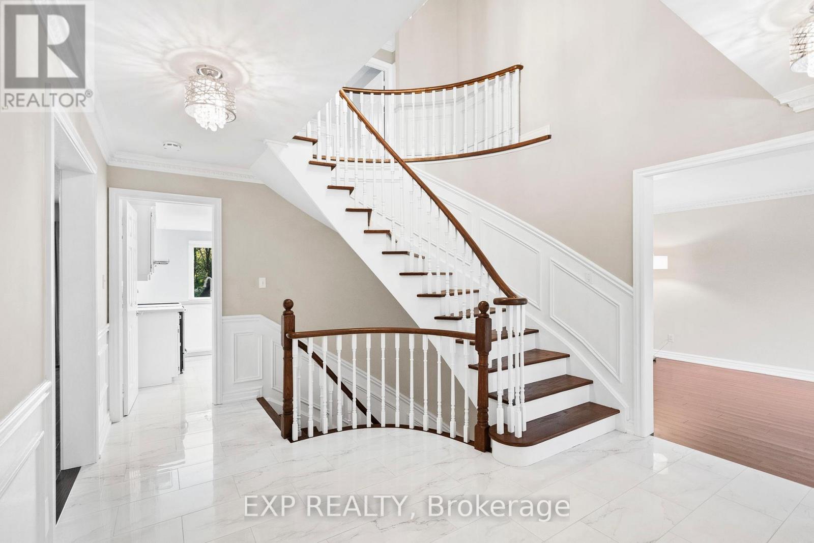 17 Gordon Rowe Crescent, Richmond Hill, Ontario  L4C 8S3 - Photo 2 - N12424826