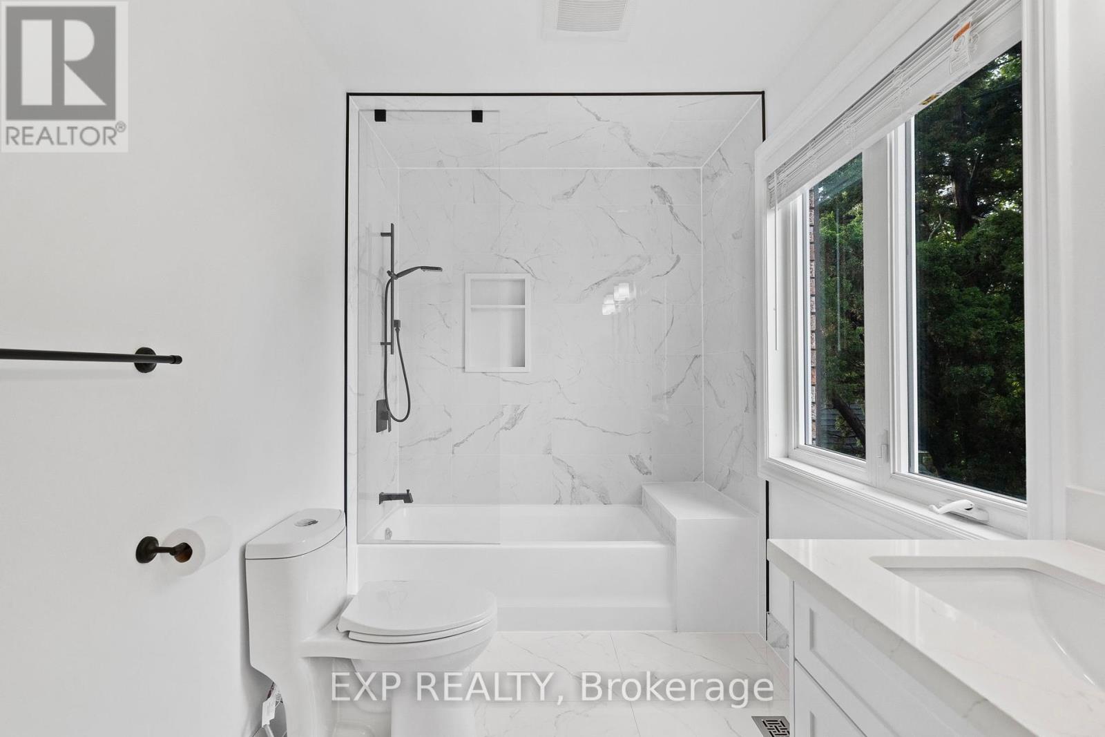 17 Gordon Rowe Crescent, Richmond Hill, Ontario  L4C 8S3 - Photo 21 - N12424826