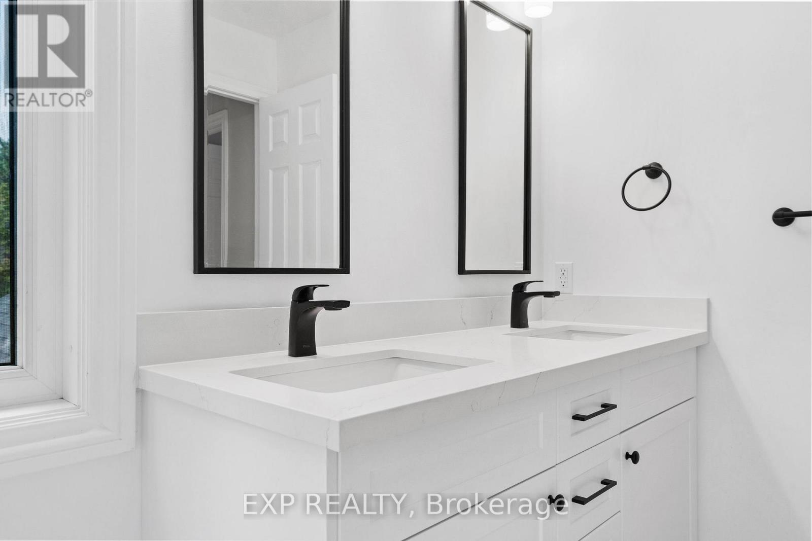 17 Gordon Rowe Crescent, Richmond Hill, Ontario  L4C 8S3 - Photo 22 - N12424826