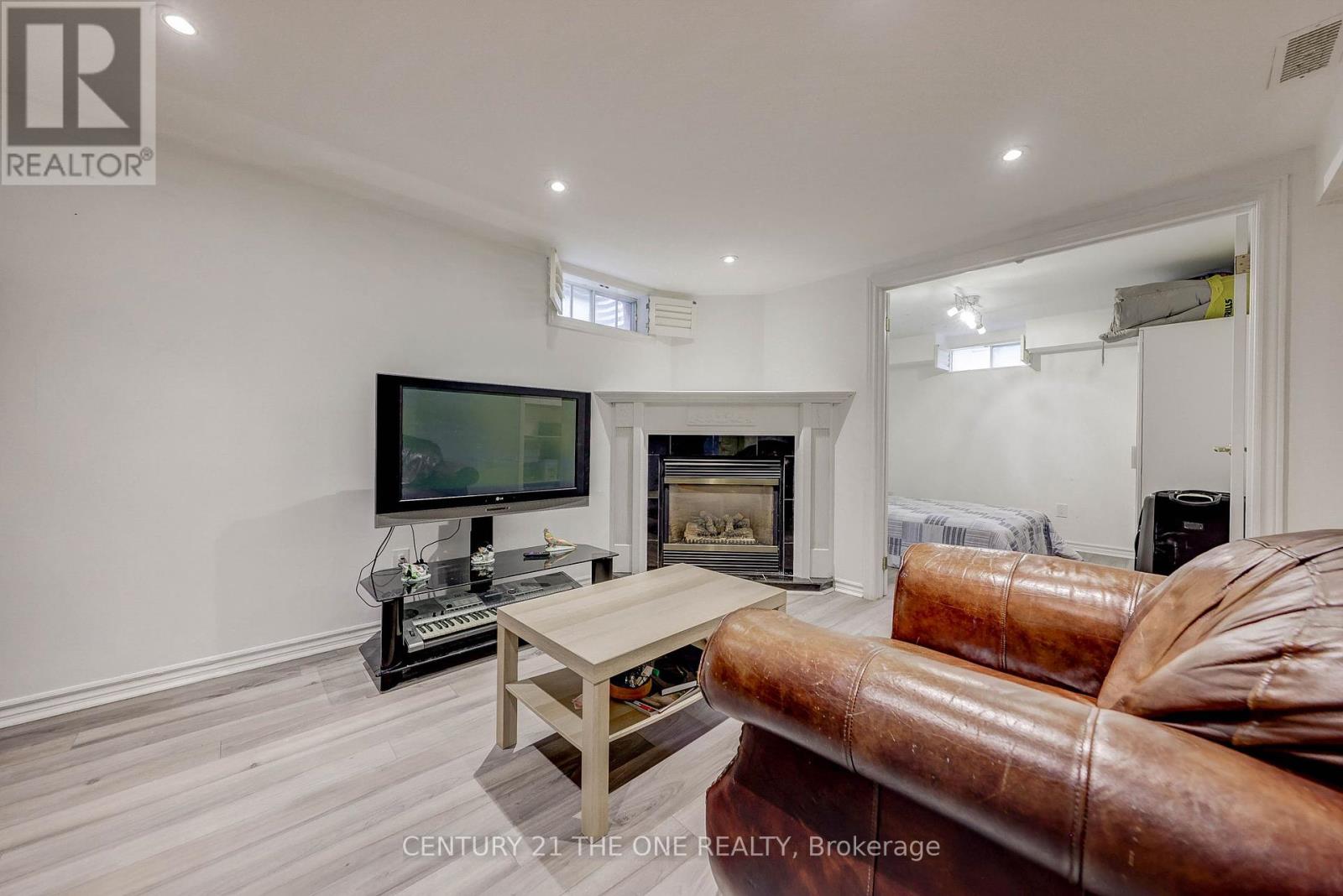 27 Pugsley Avenue, Richmond Hill, Ontario  L4C 8V2 - Photo 14 - N12424906