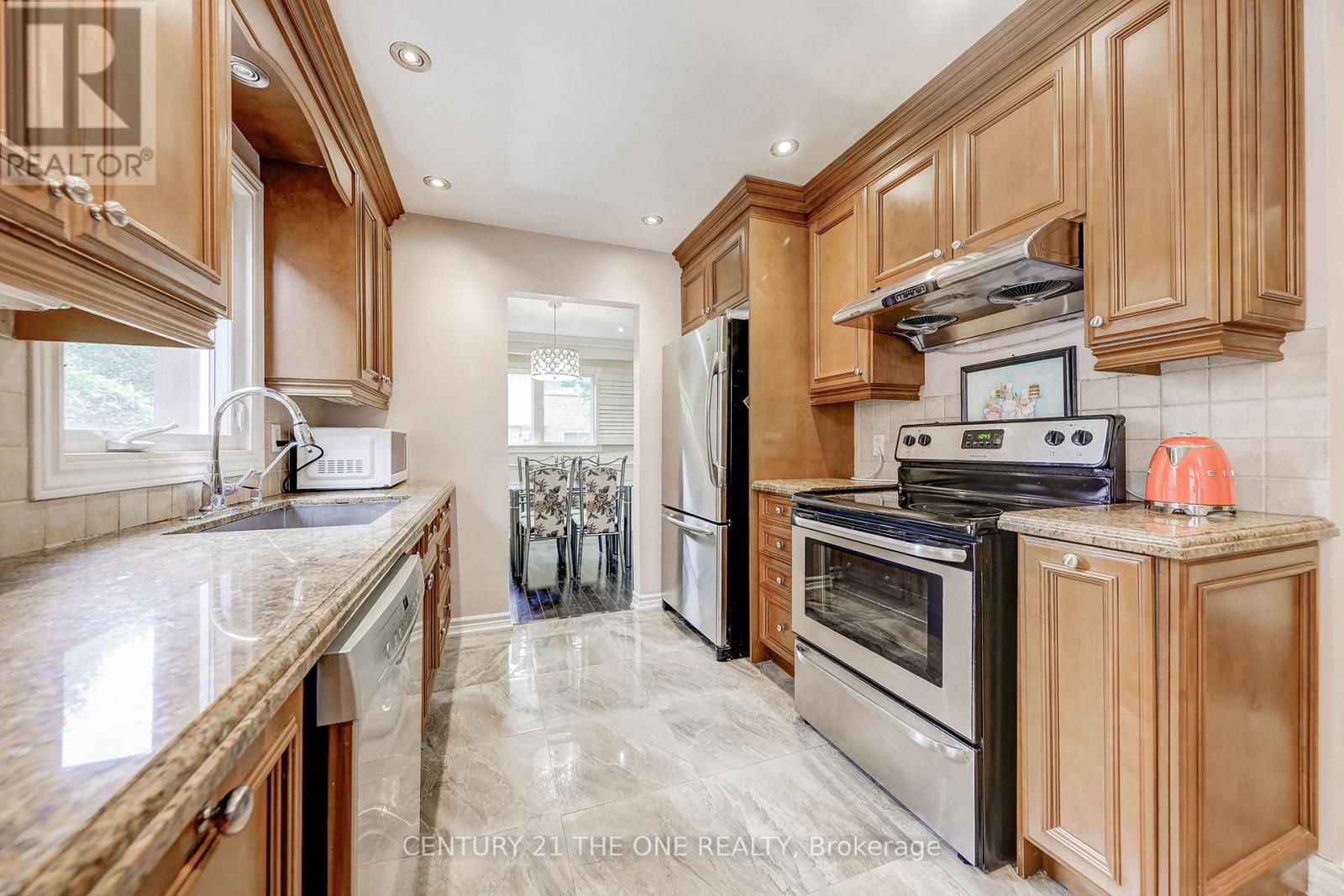 27 Pugsley Avenue, Richmond Hill, Ontario  L4C 8V2 - Photo 4 - N12424906