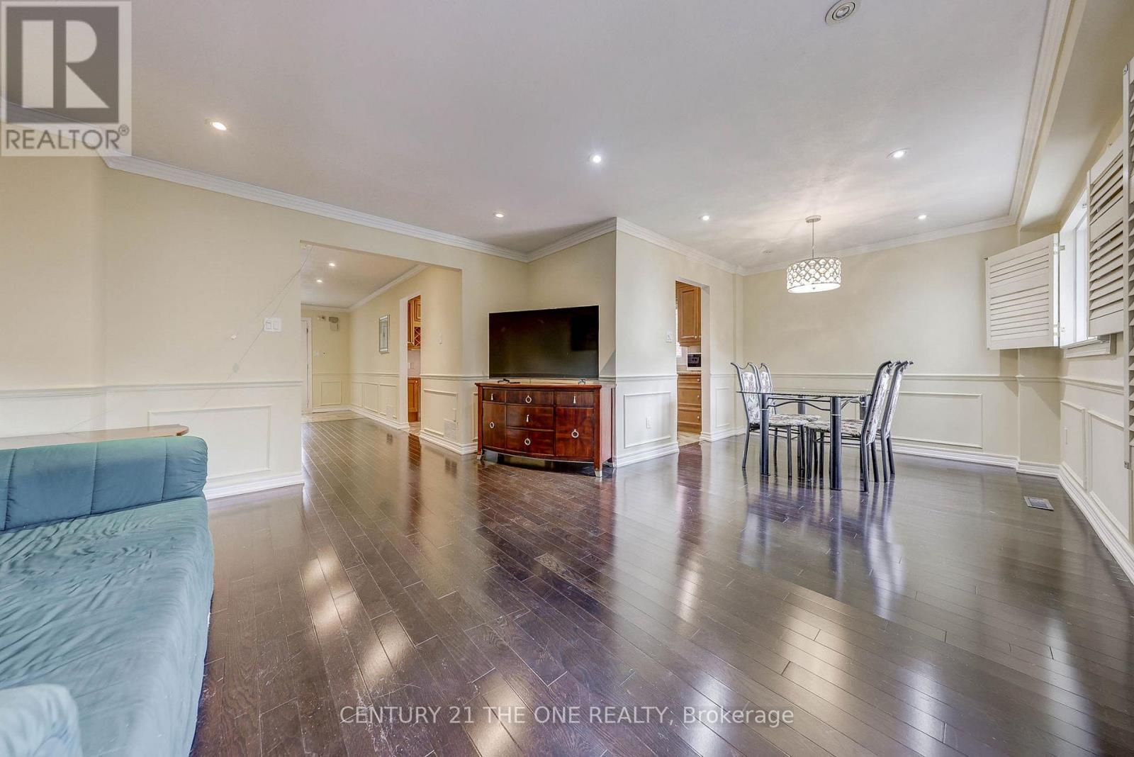 27 Pugsley Avenue, Richmond Hill, Ontario  L4C 8V2 - Photo 7 - N12424906