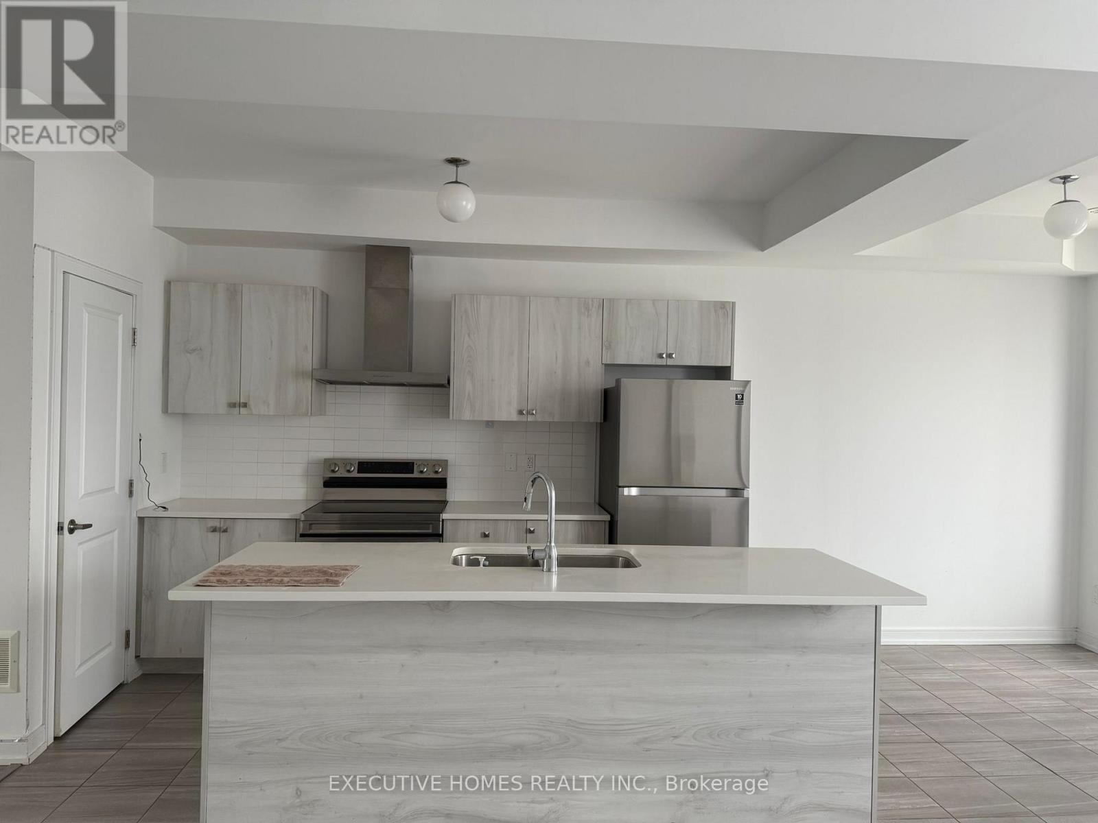 10 Blue Forest Crescent, Barrie, Ontario  L0J 0N3 - Photo 12 - S12424822