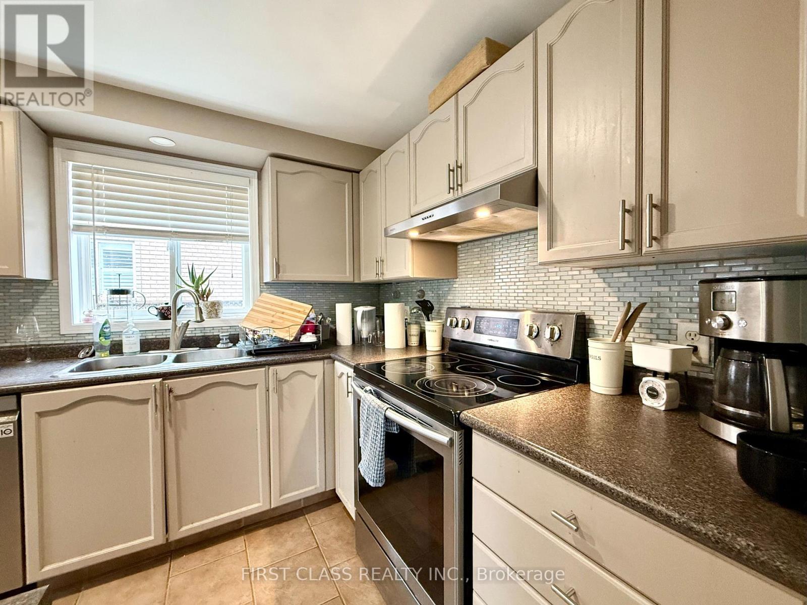 13 Benjamin Lane, Barrie, Ontario  L4N 0S3 - Photo 8 - S12424869