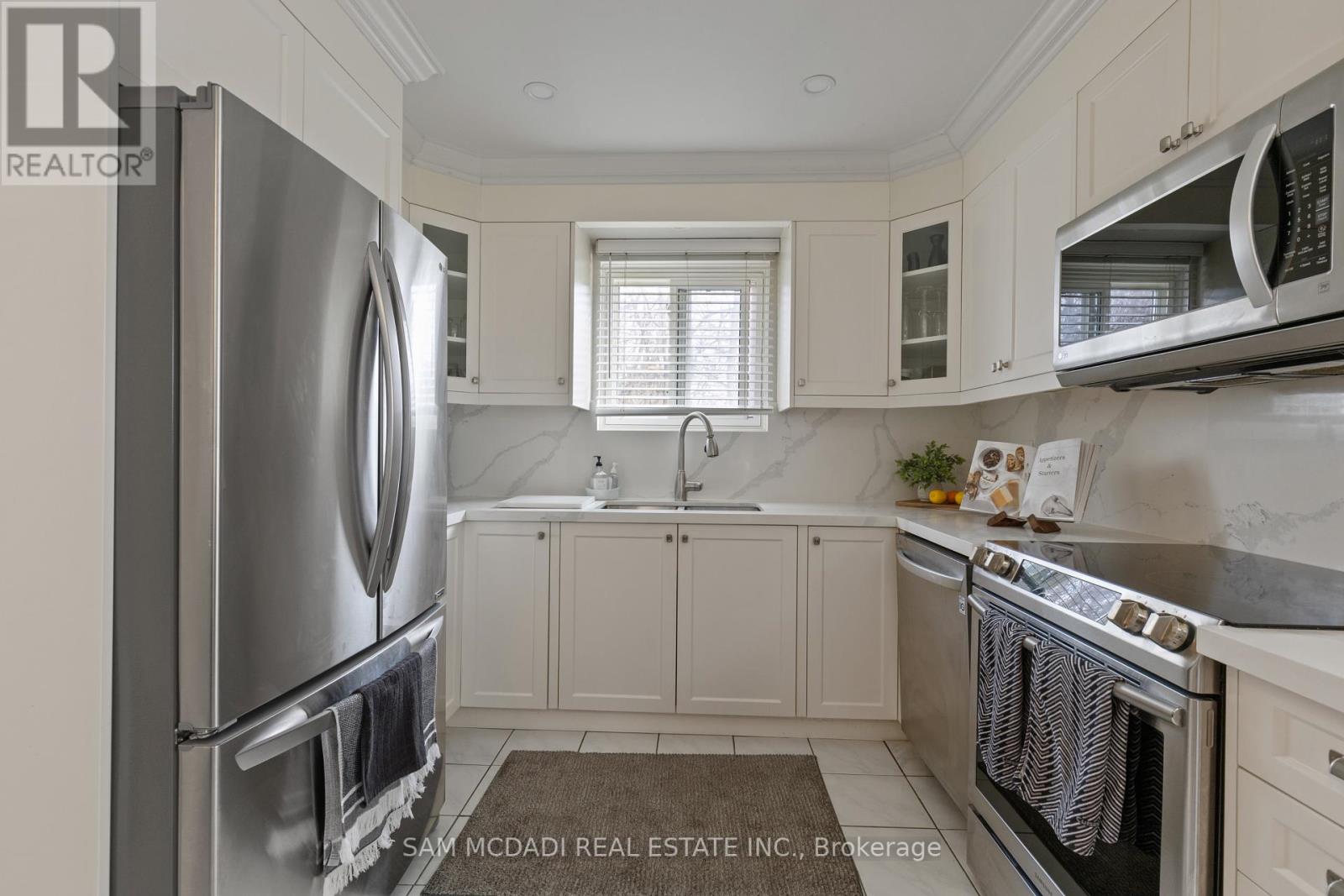 44 Madrid Crescent, Brampton, Ontario  L6S 2X4 - Photo 8 - W12424779