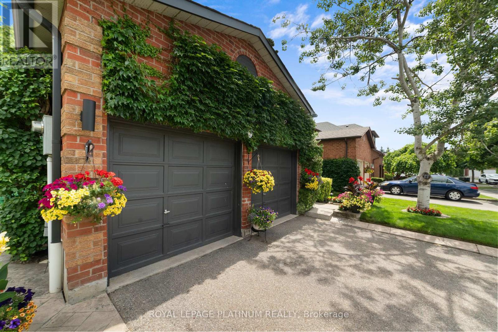 77 Lord Simcoe Drive, Brampton, Ontario  L6S 5H1 - Photo 2 - W12424785