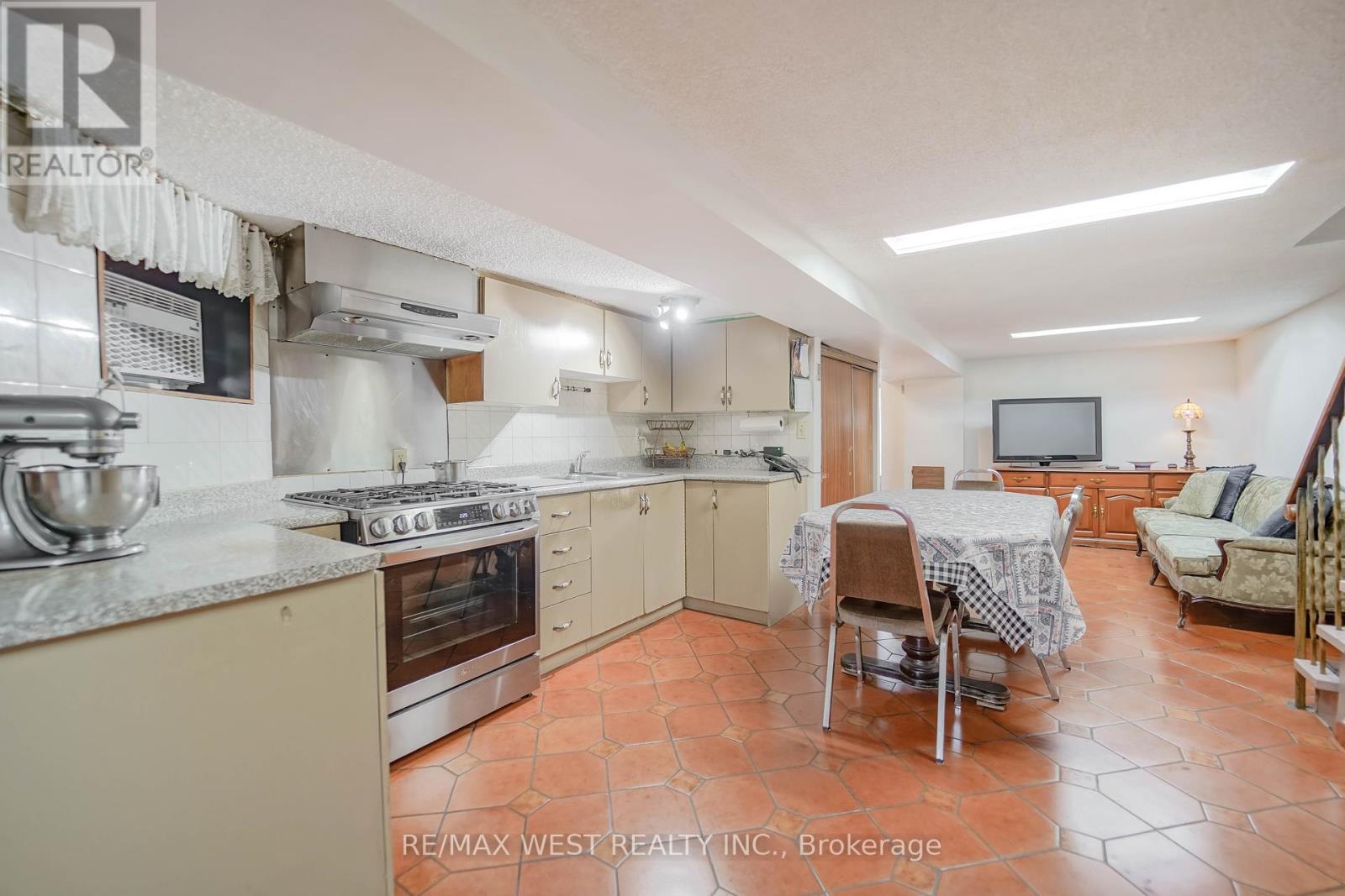 411 Westmoreland Avenue N, Toronto, Ontario  M6H 3A6 - Photo 7 - W12424845