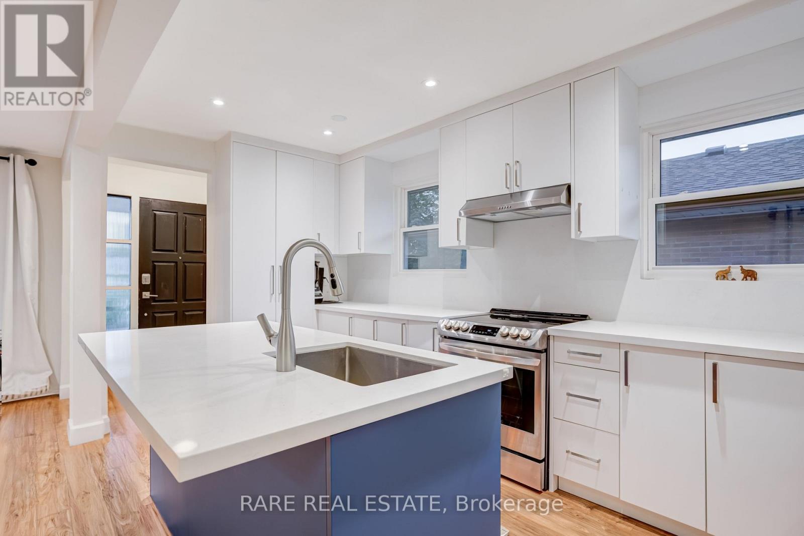 98 Hay Avenue, Toronto, Ontario  M8Z 1G4 - Photo 10 - W12424889