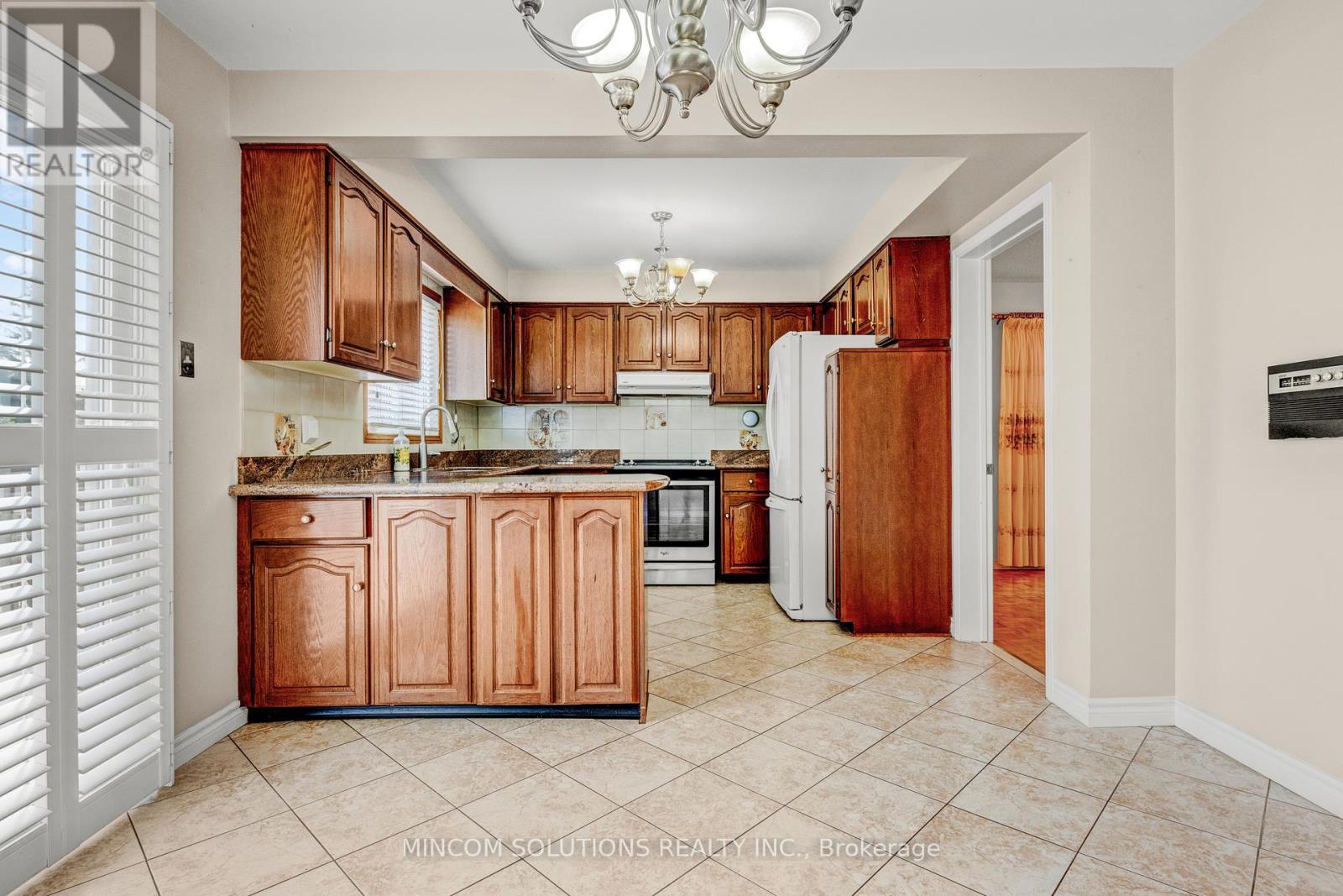 2394 Credit Valley Road E, Mississauga, Ontario  L5M 4E6 - Photo 11 - W12424900