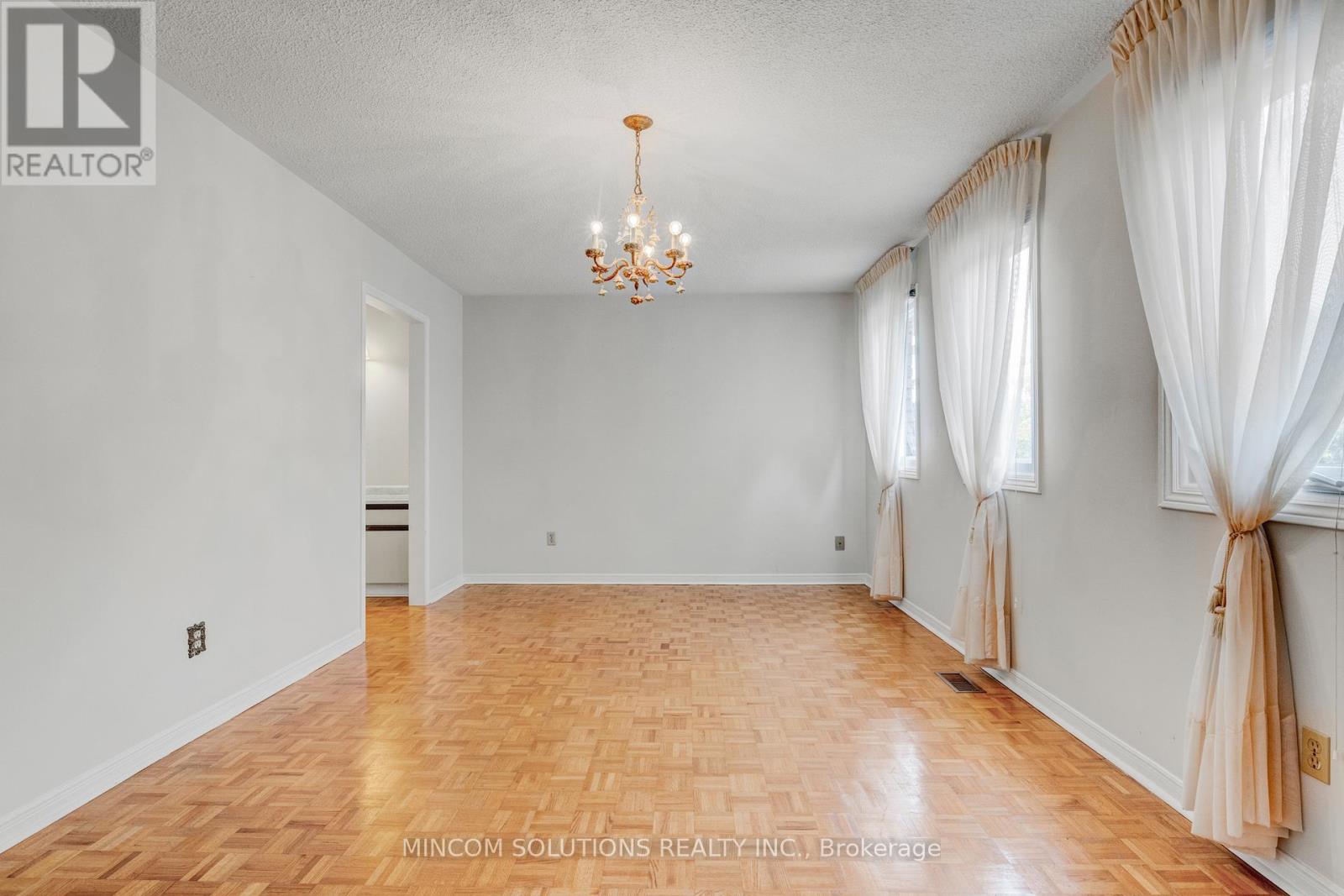 2394 Credit Valley Road E, Mississauga, Ontario  L5M 4E6 - Photo 16 - W12424900