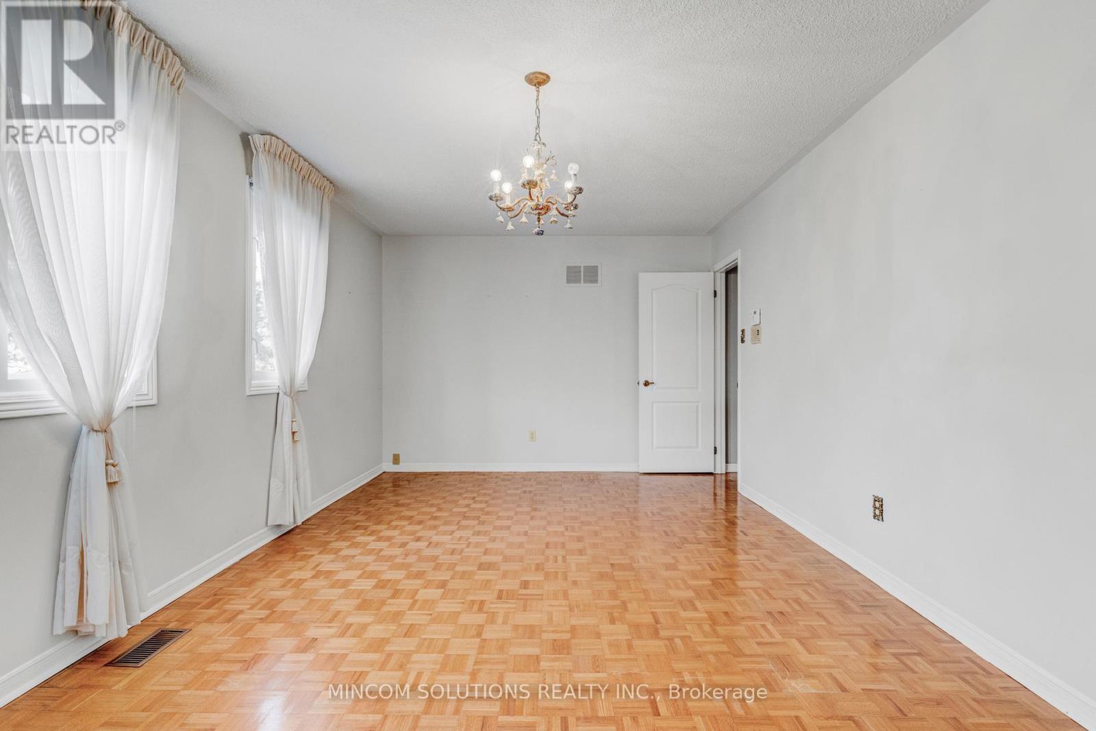 2394 Credit Valley Road E, Mississauga, Ontario  L5M 4E6 - Photo 17 - W12424900