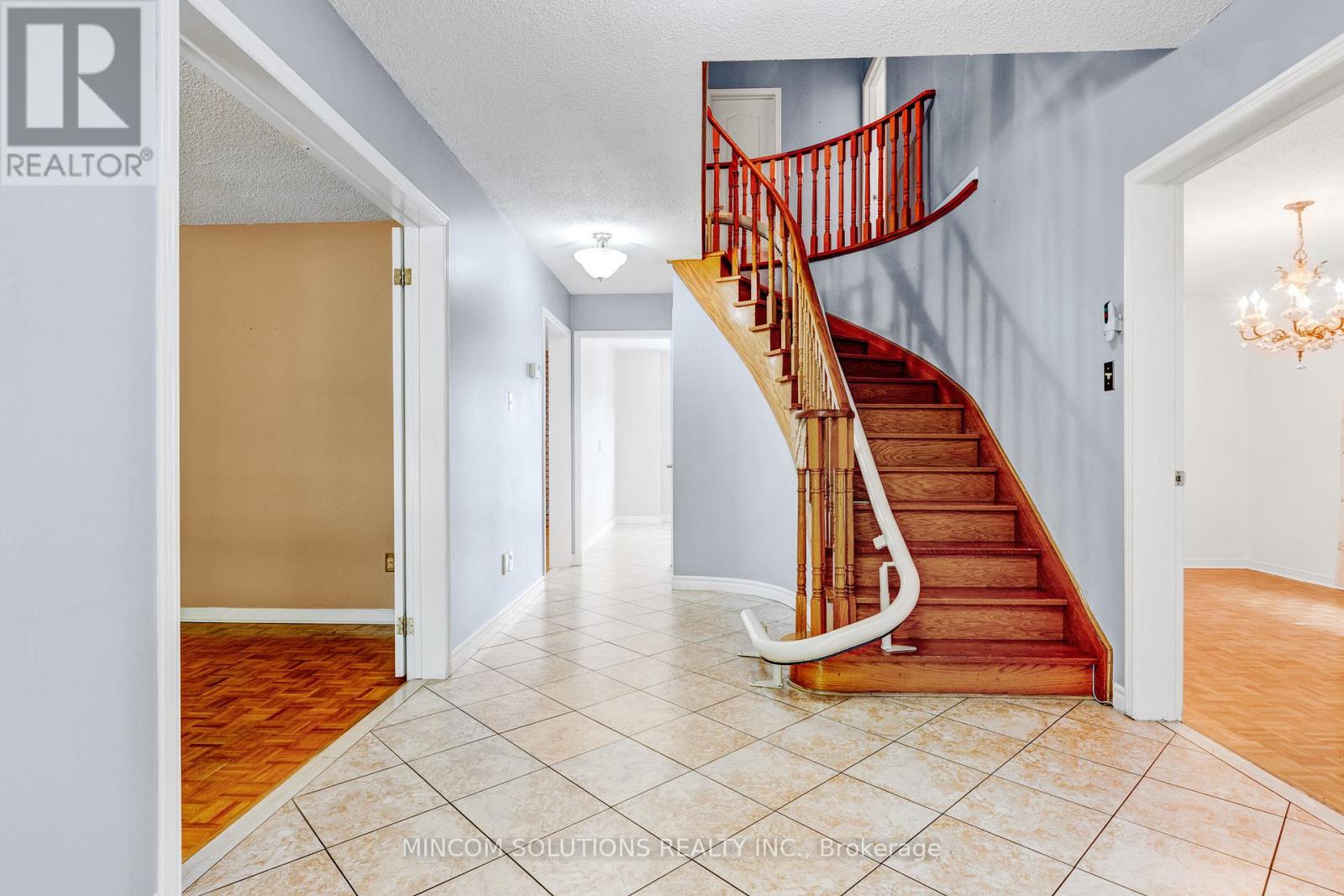 2394 Credit Valley Road E, Mississauga, Ontario  L5M 4E6 - Photo 2 - W12424900