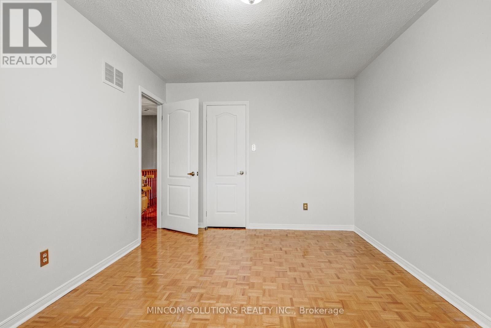 2394 Credit Valley Road E, Mississauga, Ontario  L5M 4E6 - Photo 23 - W12424900