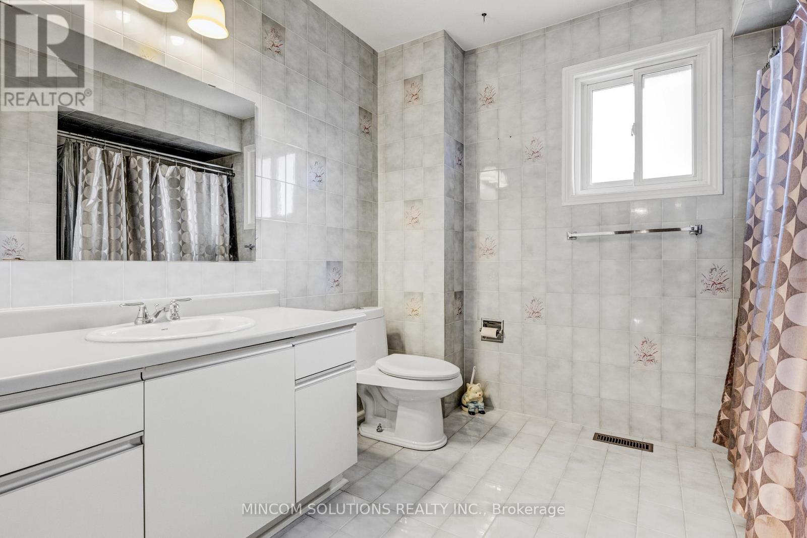 2394 Credit Valley Road E, Mississauga, Ontario  L5M 4E6 - Photo 26 - W12424900