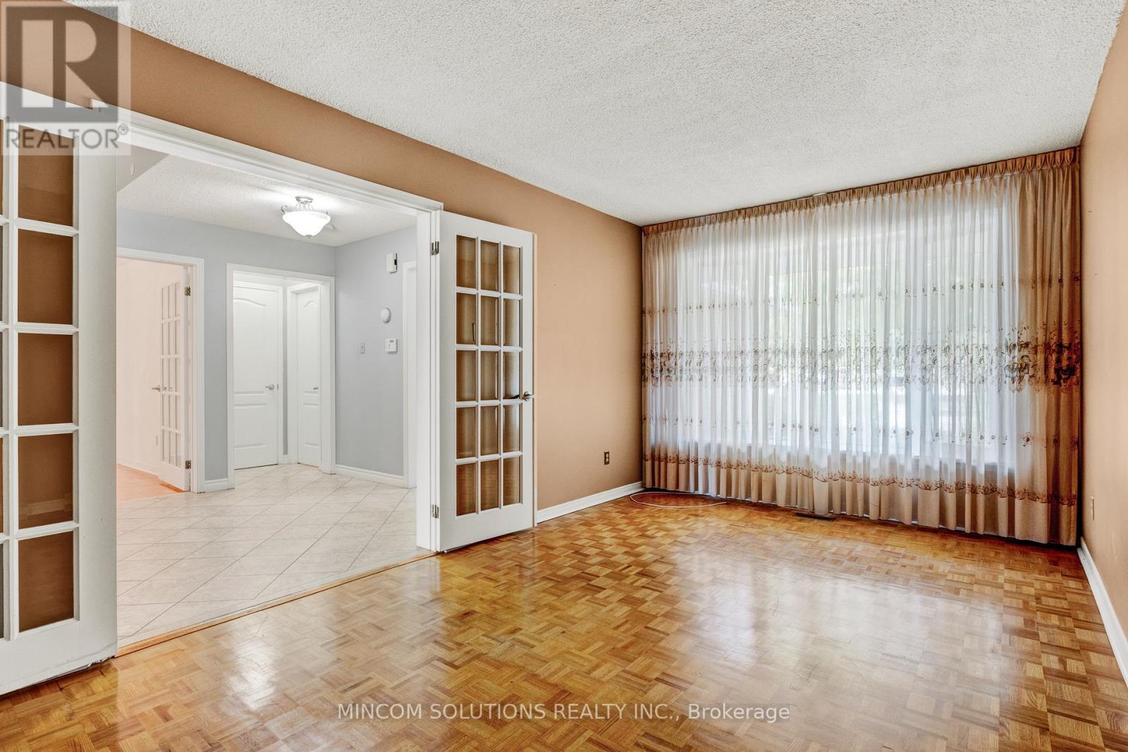 2394 Credit Valley Road E, Mississauga, Ontario  L5M 4E6 - Photo 5 - W12424900