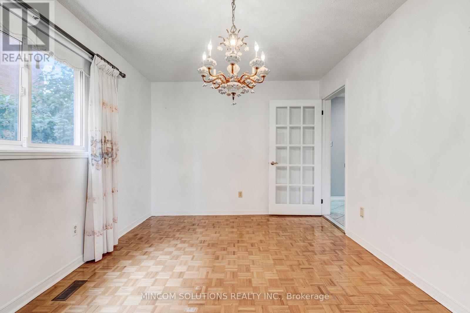 2394 Credit Valley Road E, Mississauga, Ontario  L5M 4E6 - Photo 7 - W12424900