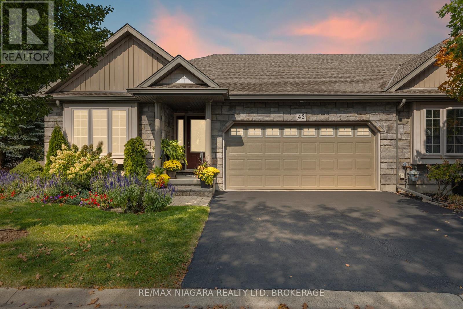 42 Rose Glen Crescent, Niagara-On-The-Lake, Ontario  L0S 1J0 - Photo 2 - X12424915