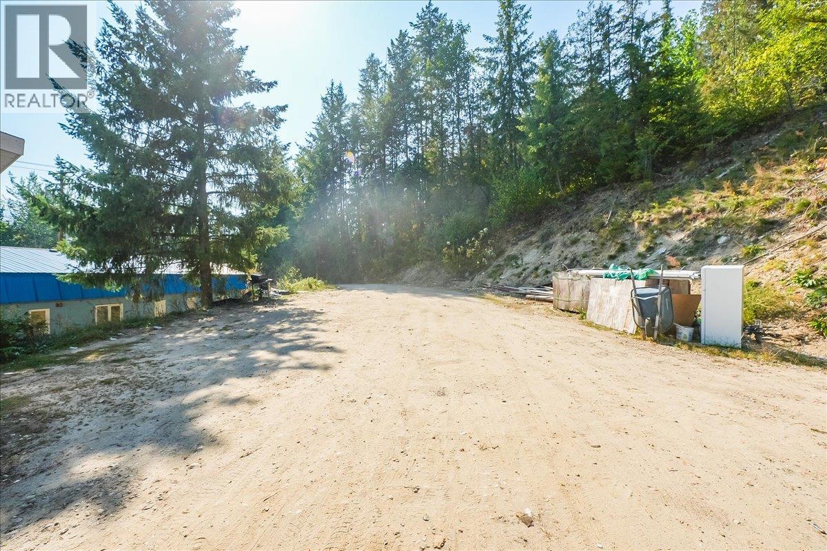 2100 Crestview Crescent, Castlegar, British Columbia  V1N 3B3 - Photo 9 - 10363815