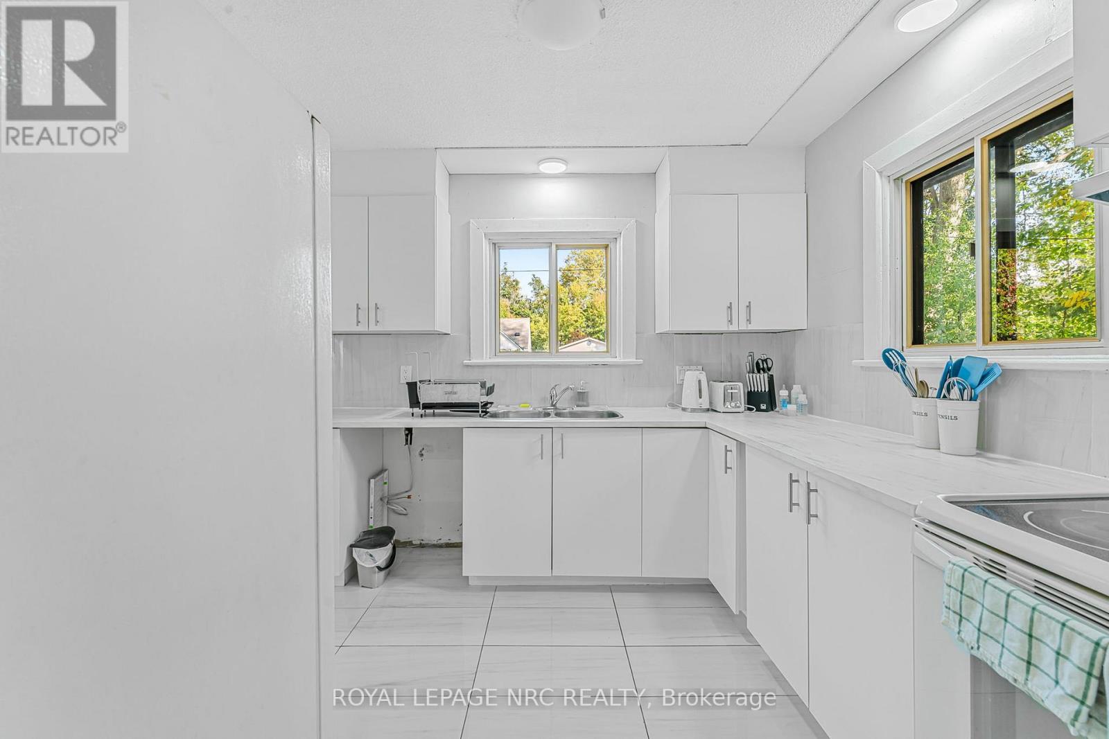 207 Elmwood Avenue, Fort Erie, Ontario  L0S 1B0 - Photo 10 - X12425016