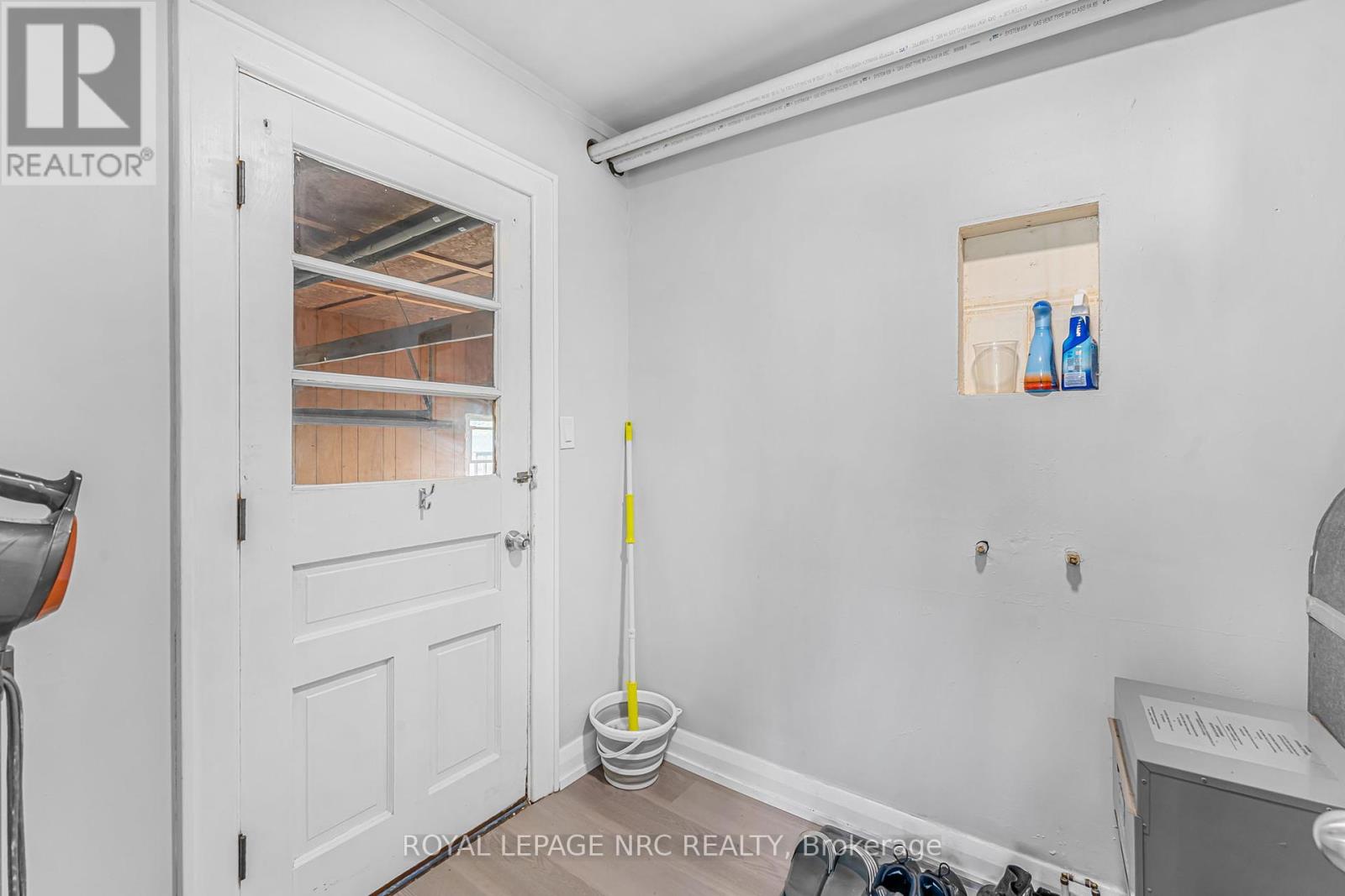 207 Elmwood Avenue, Fort Erie, Ontario  L0S 1B0 - Photo 12 - X12425016