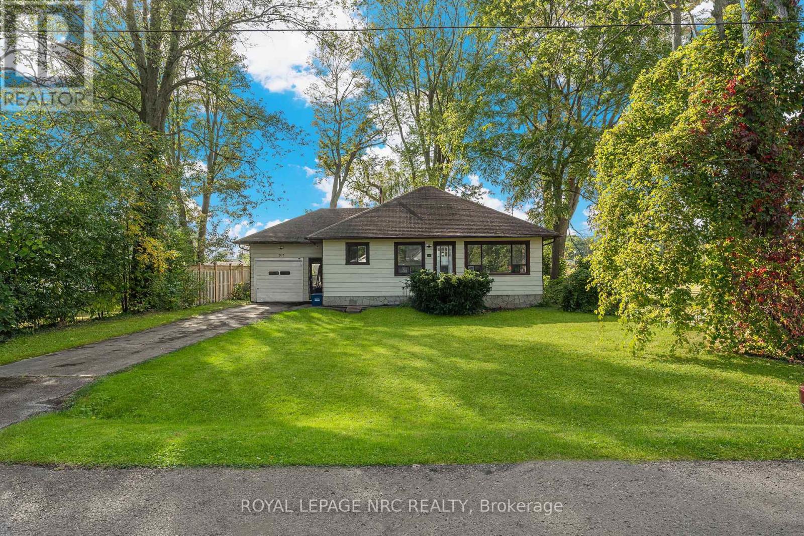 207 Elmwood Avenue, Fort Erie, Ontario  L0S 1B0 - Photo 2 - X12425016