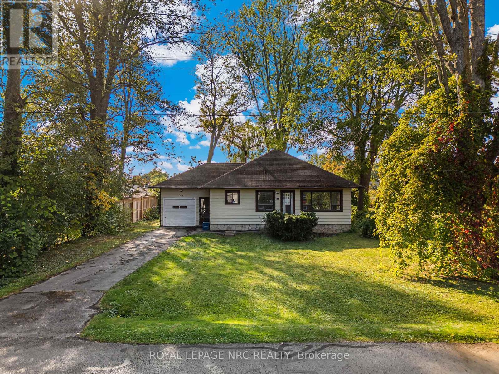 207 Elmwood Avenue, Fort Erie, Ontario  L0S 1B0 - Photo 24 - X12425016