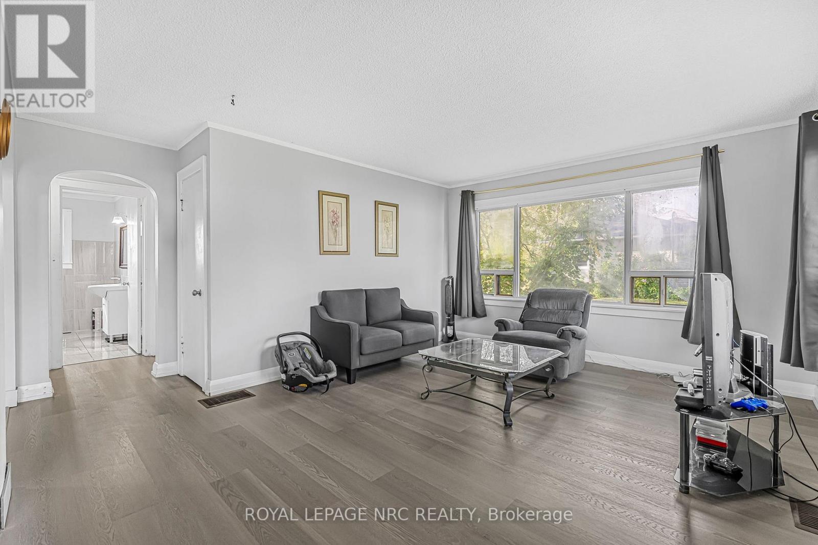 207 Elmwood Avenue, Fort Erie, Ontario  L0S 1B0 - Photo 4 - X12425016