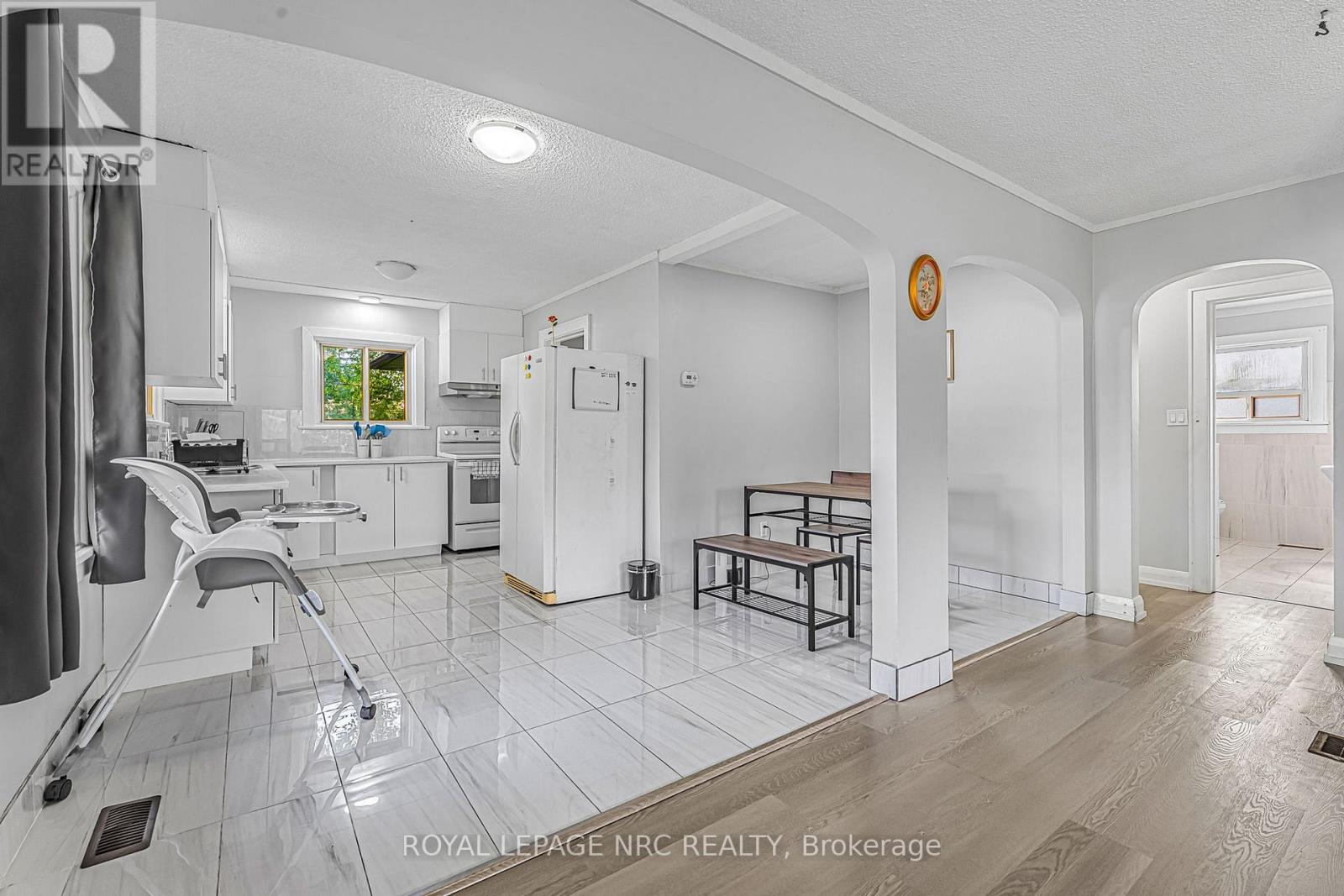 207 Elmwood Avenue, Fort Erie, Ontario  L0S 1B0 - Photo 6 - X12425016