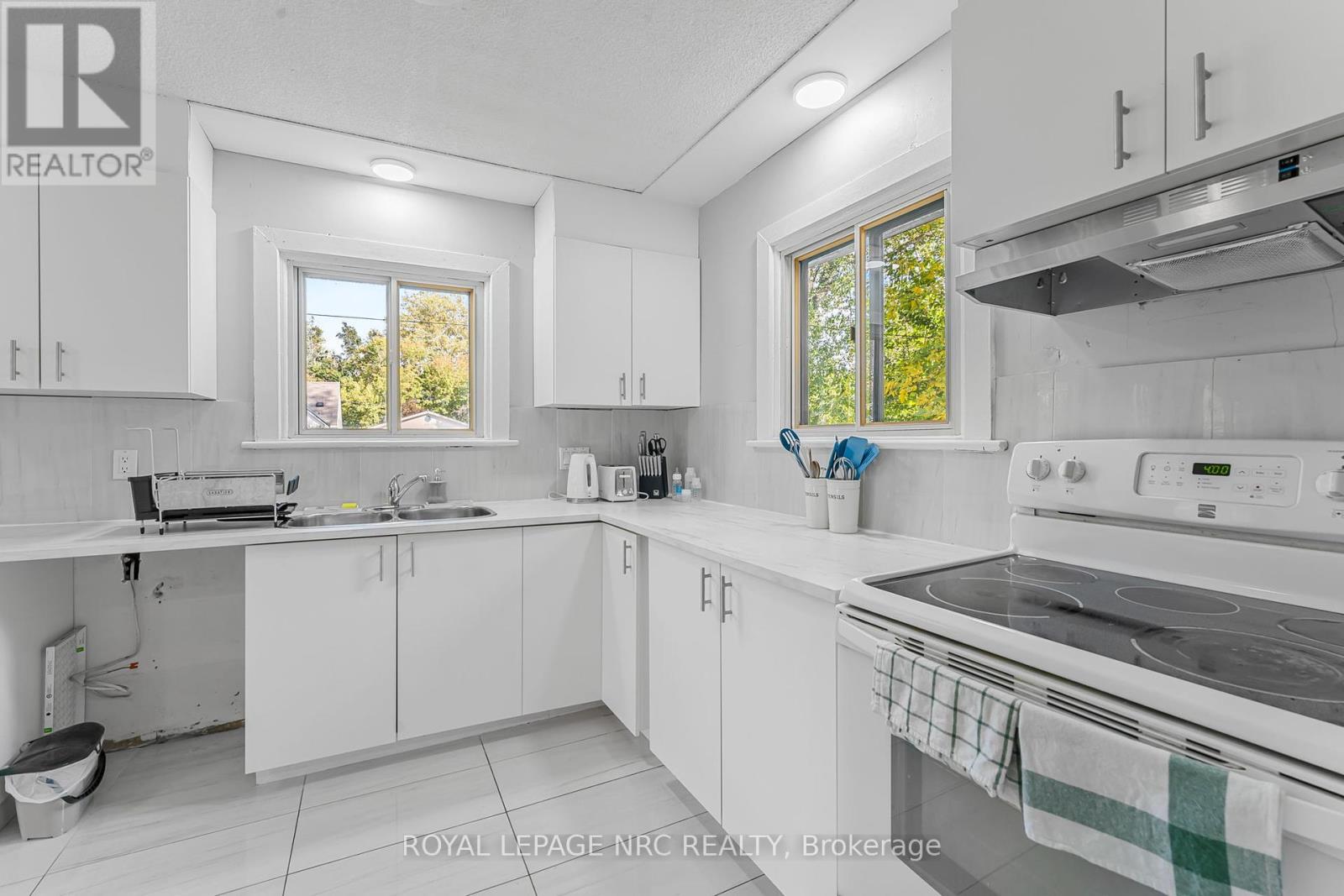 207 Elmwood Avenue, Fort Erie, Ontario  L0S 1B0 - Photo 9 - X12425016
