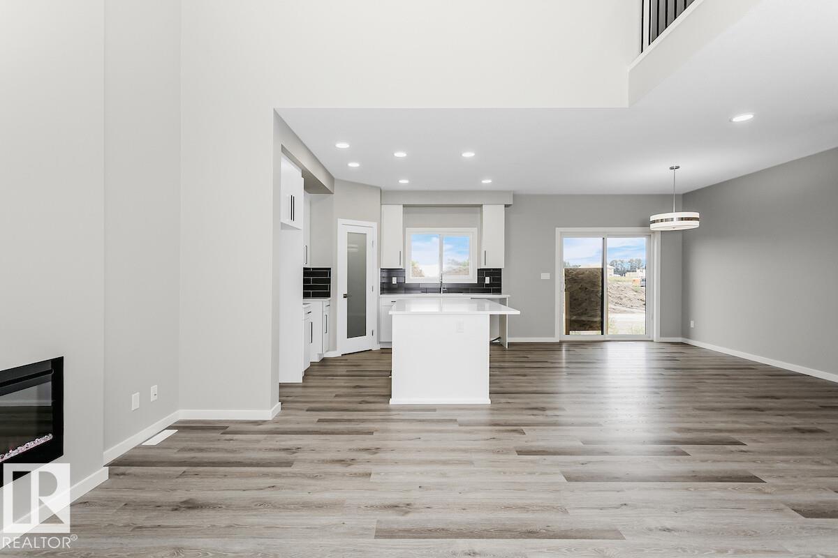 2363 Egret Wy Nw, Edmonton, Alberta  T6M 3G8 - Photo 3 - E4459295