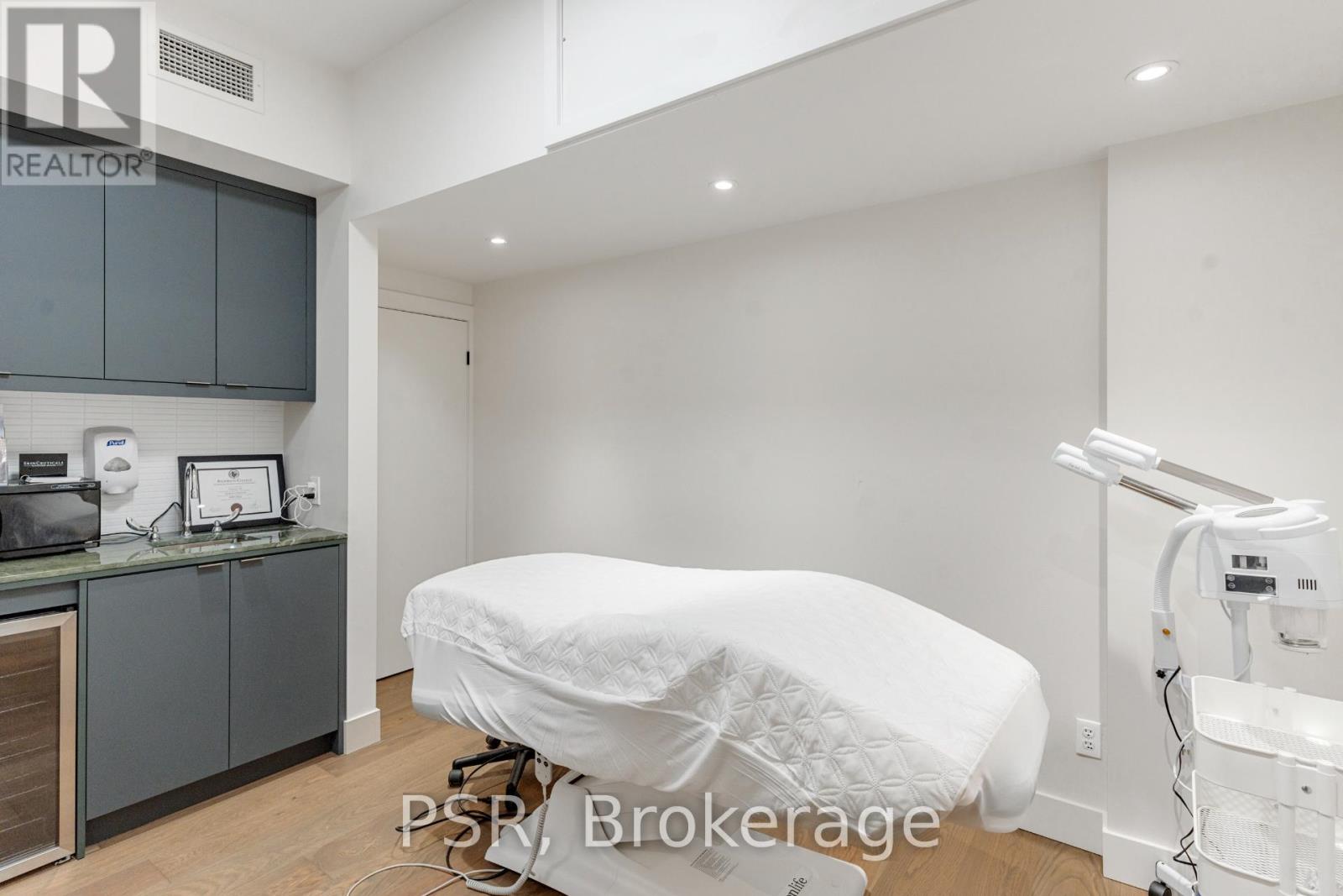 1656 Queen Street W, Toronto, Ontario  M6R 1B2 - Photo 29 - W12425002