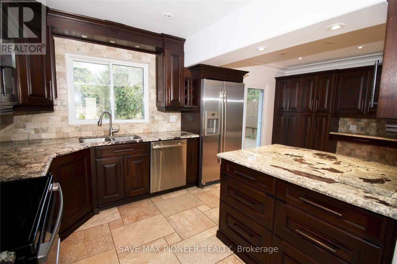 5 Parkview Boulevard, Halton Hills, Ontario  L7G 2Y2 - Photo 3 - W12425033