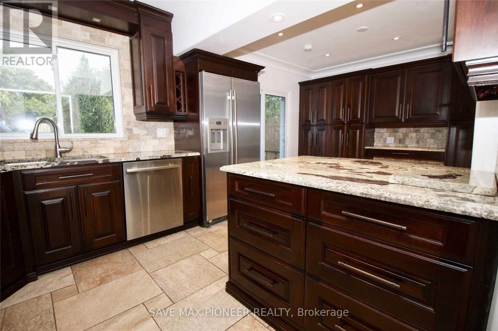 5 Parkview Boulevard, Halton Hills, Ontario  L7G 2Y2 - Photo 5 - W12425033