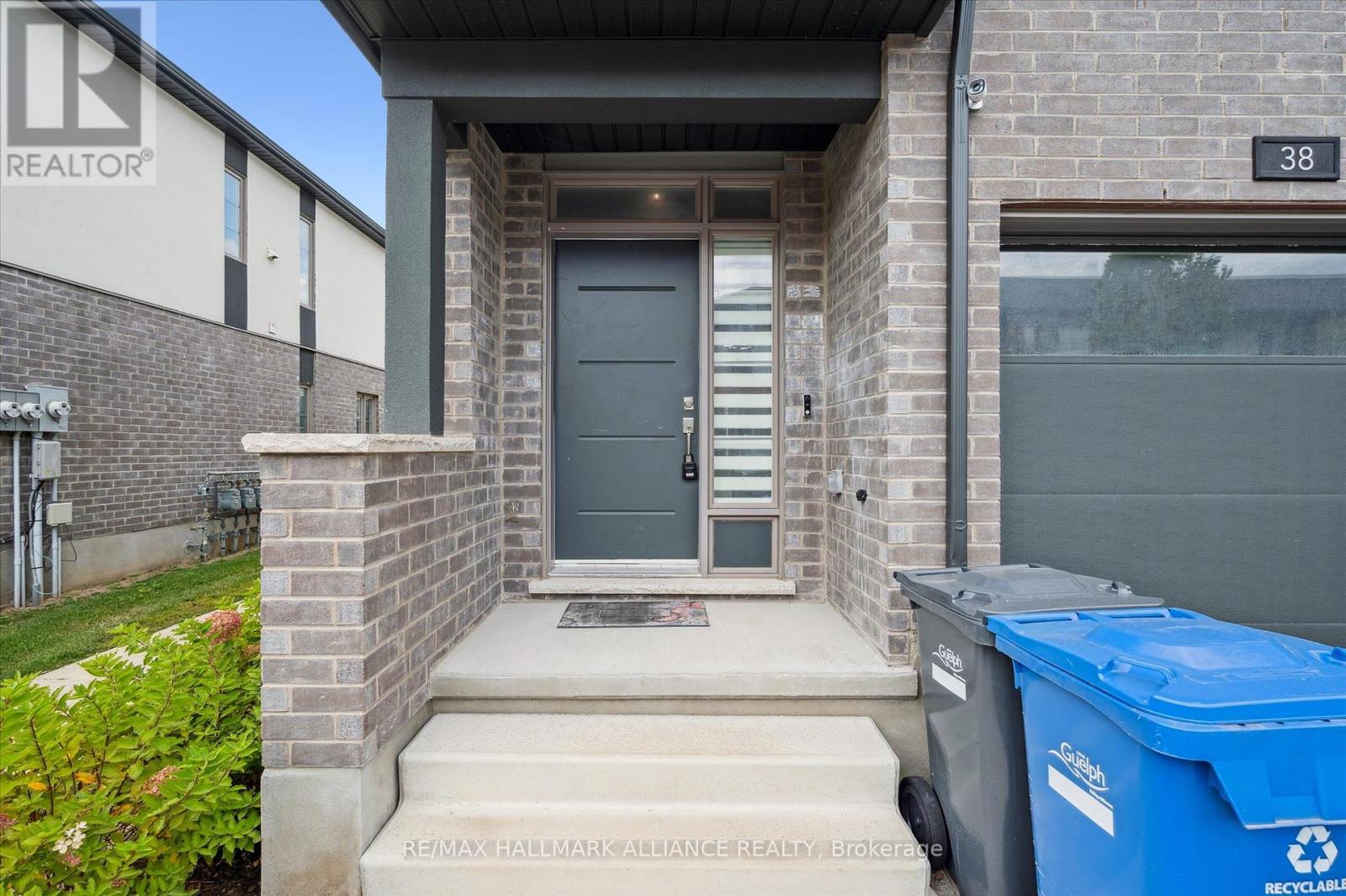 38 Steele Crescent, Guelph, Ontario  N1E 0S7 - Photo 5 - X12409985