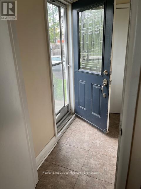 122 Hawthorne Road, Oakville, Ontario  L6K 1V8 - Photo 2 - W12425079