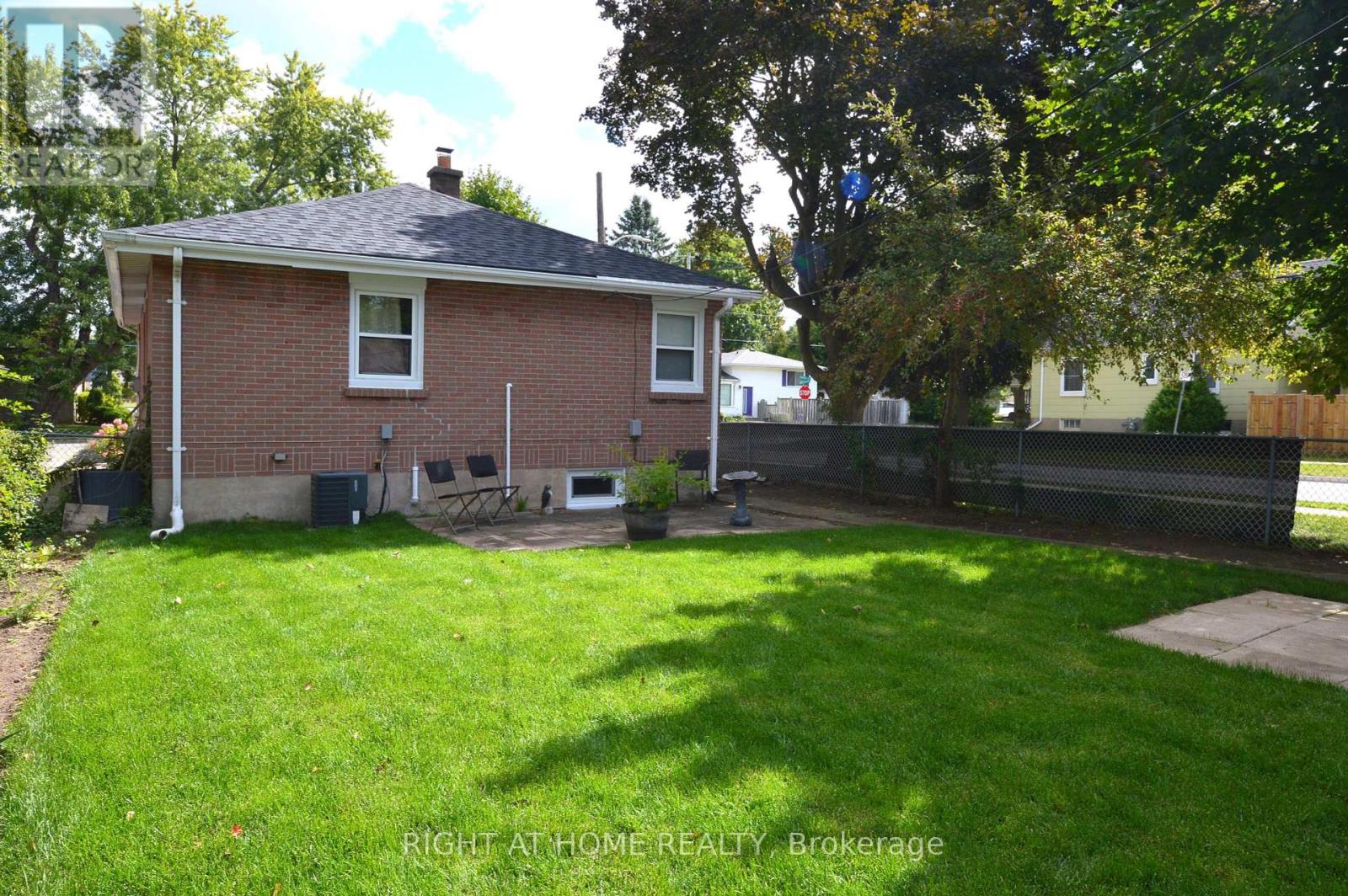 117 Barker Street, London East (East C), Ontario  N5Y 1X9 - Photo 3 - X12425032