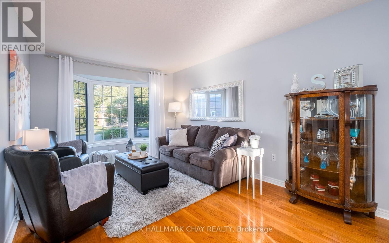105 Crompton Drive, Barrie, Ontario  L4M 6N9 - Photo 5 - S12401397