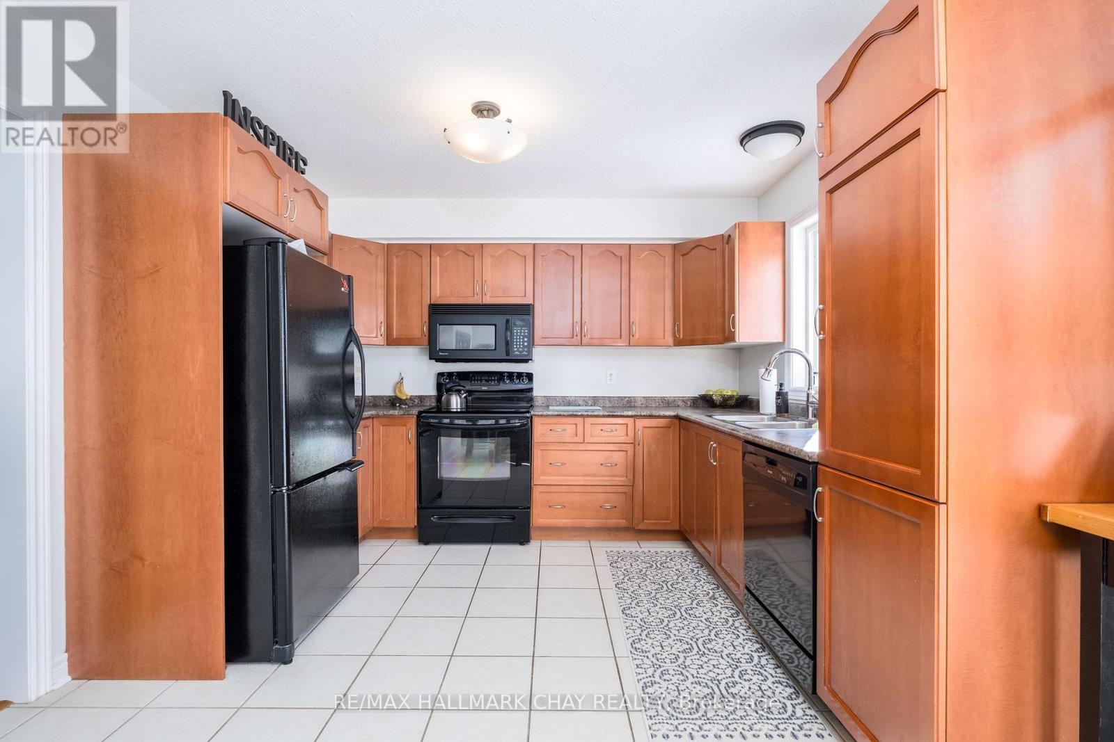 105 Crompton Drive, Barrie, Ontario  L4M 6N9 - Photo 8 - S12401397