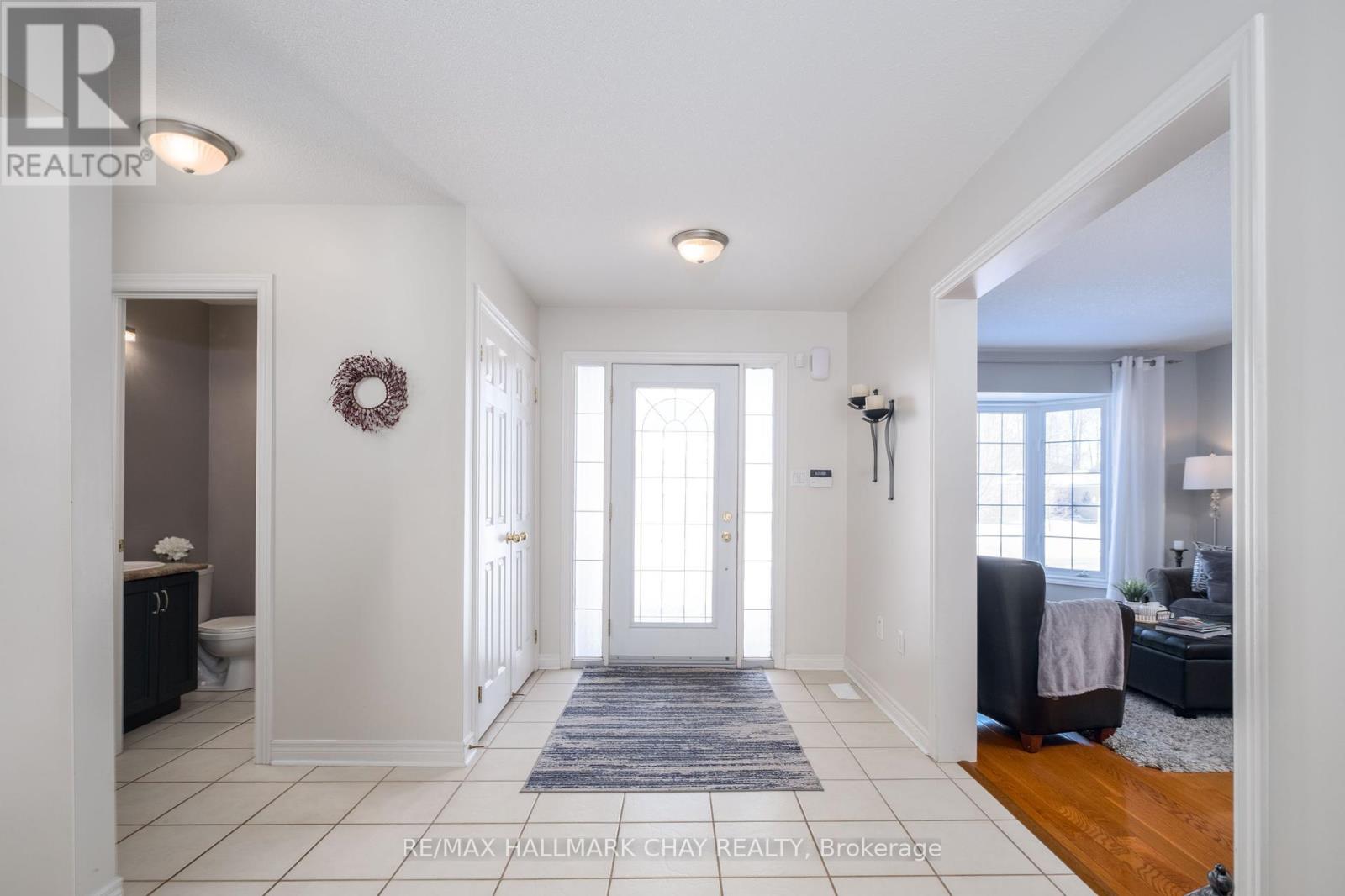 105 Crompton Drive, Barrie, Ontario  L4M 6N9 - Photo 4 - S12401397