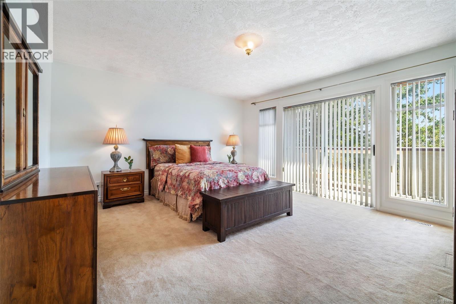 899 Currandale Crt, Saanich, British Columbia  V8X 4Y2 - Photo 3 - 1014931