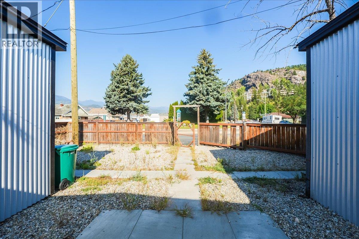 1406 Fourth Avenue, Trail, British Columbia  V1R 1S5 - Photo 2 - 10363830