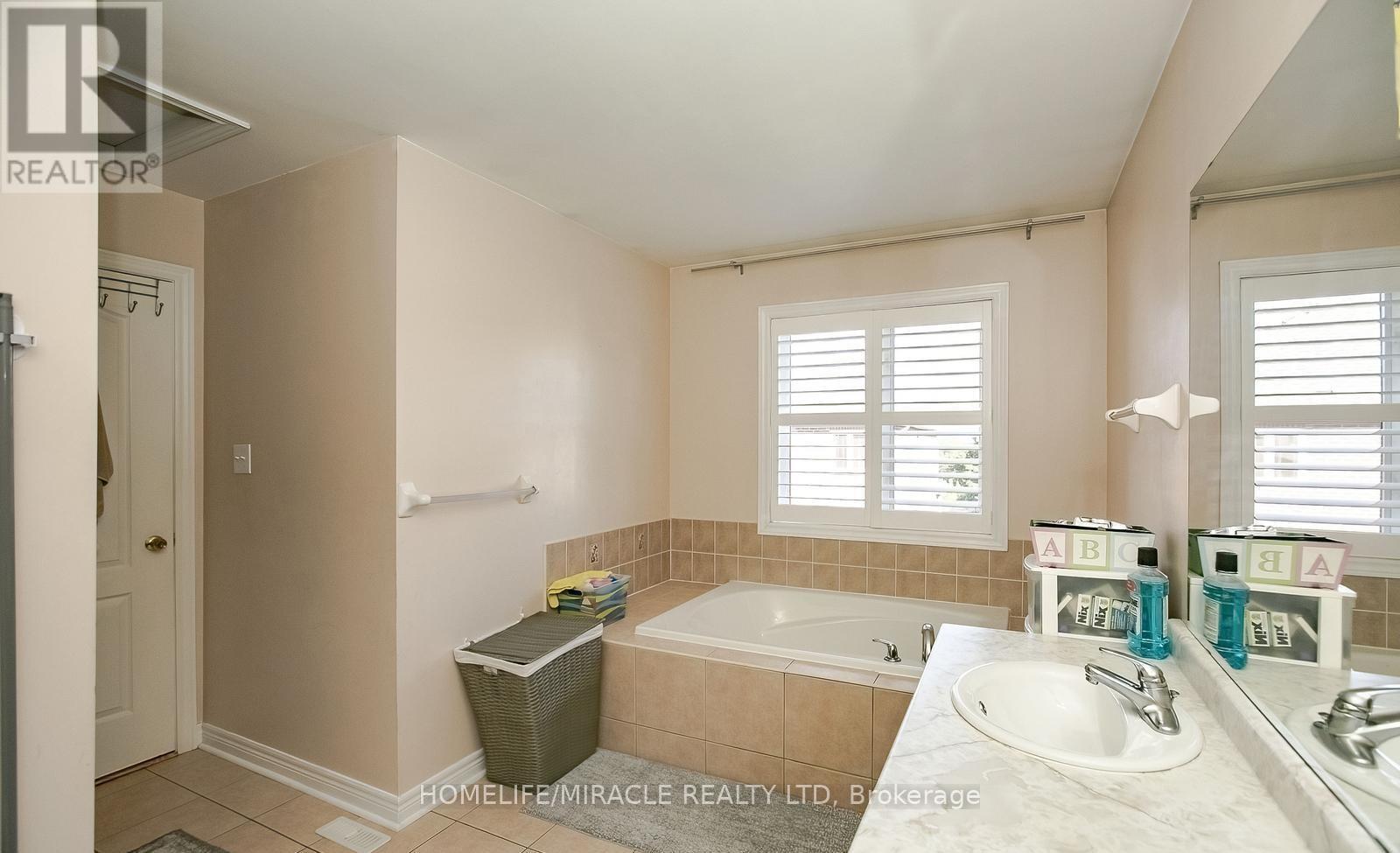 20 Oblate Crescent, Brampton, Ontario  L6Y 0K2 - Photo 28 - W12425065