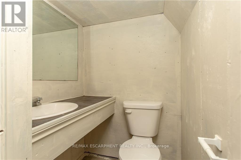 44 St. Peter Street, St. Catharines, Ontario  L2T 1P2 - Photo 19 - X12425094