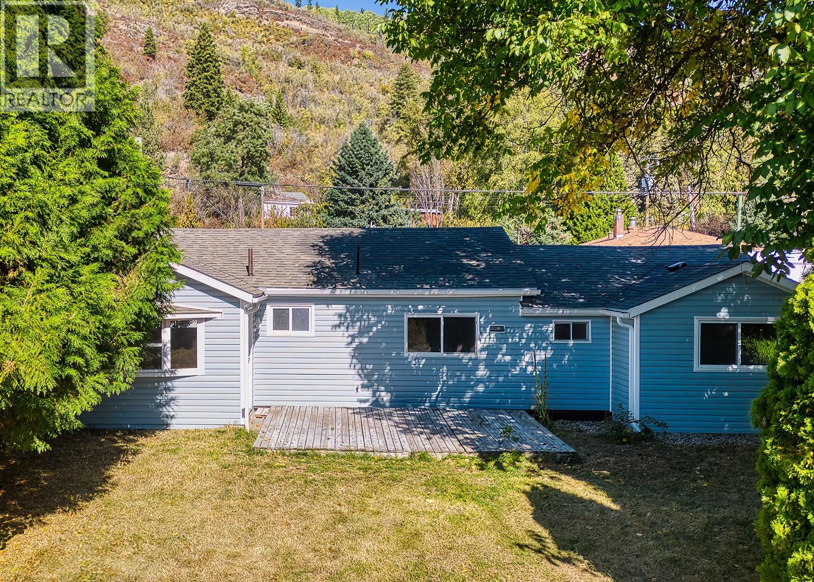 694 10th Avenue, Montrose, British Columbia  V0G 1P0 - Photo 1 - 10363466