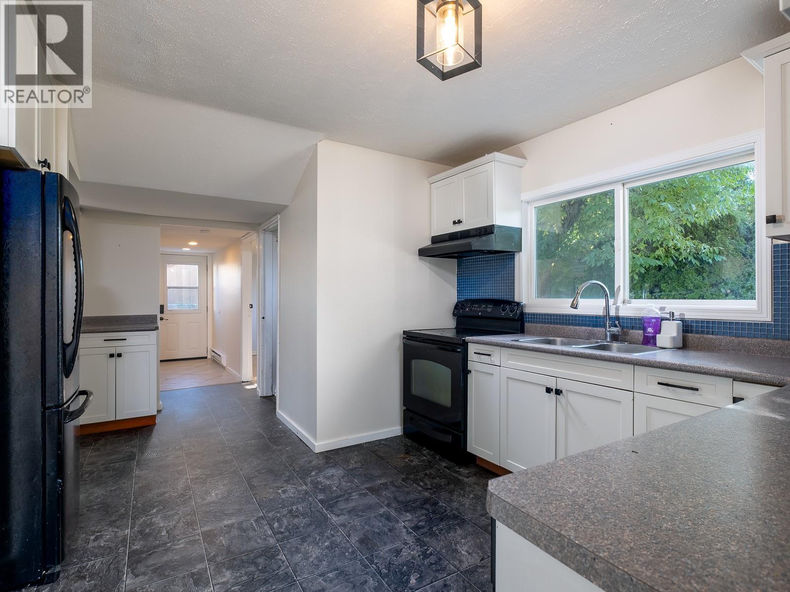694 10th Avenue, Montrose, British Columbia  V0G 1P0 - Photo 15 - 10363466